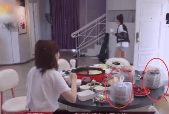 桌上|《浪姐》张萌吃火锅,谁注意桌上的火锅配菜?暴露节目组待遇