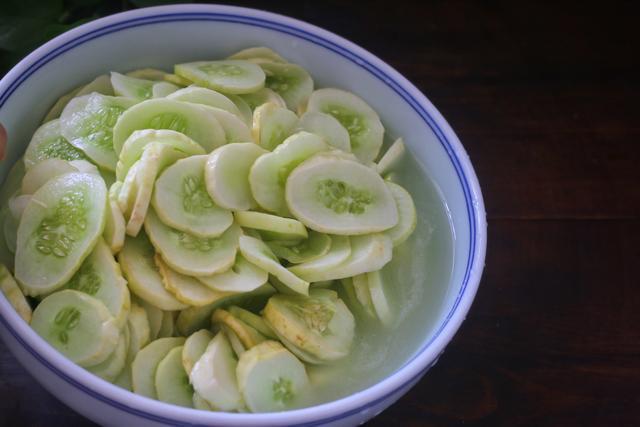 冷冻|夏天把黄瓜冷冻起来,留到冬天炒肉吃,特别香,我每年都做