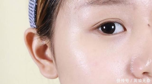 护肤|洗完脸，不要急着涂精华液！建议：多做这2件事，吸收效果会更好