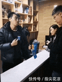 汉堡|搞笑GIF:精致女孩是这样吃汉堡的?