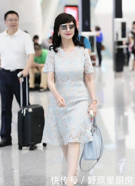 终于|63岁赵雅芝和62岁米雪同穿连衣裙，终于知道少女感和年龄无关