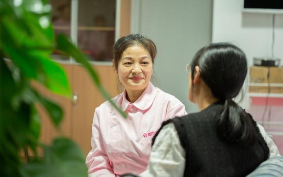  转身|月嫂回房后感觉不妙，抱起孩子转身就跑，事后父母奖励她3万块