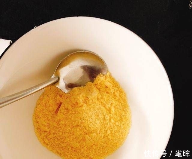  牛奶|牛奶和玉米糊，又香又热，早餐吃碗很舒服