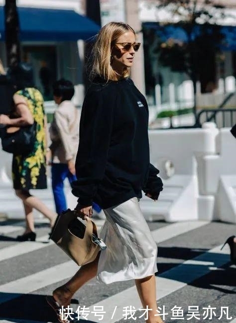 卫衣|卫衣+半裙=早秋最火混搭套路,时髦炸了