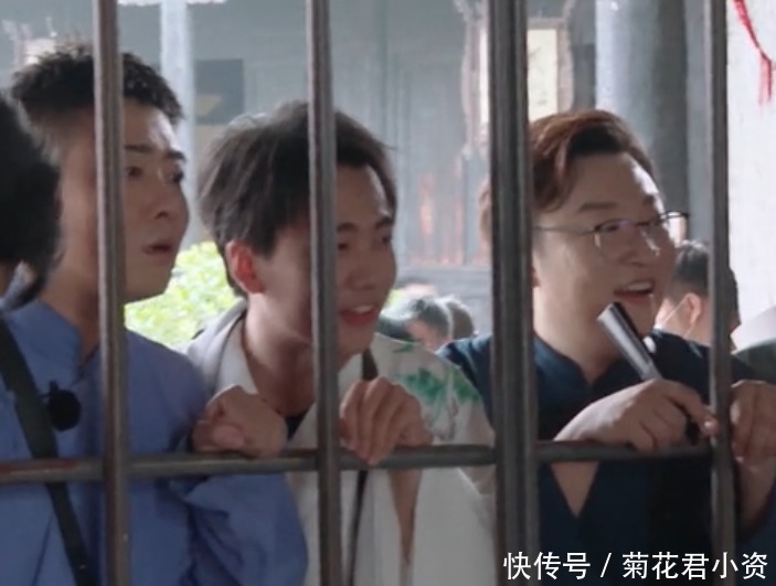 轻松|《德云斗笑社》节目设计有问题,道具做得太大意,徒弟轻松钻过去