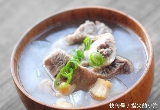 味道鲜美|炖骨头汤,别直接加水炖!下锅前多做1步,汤色白味道鲜,没腥味
