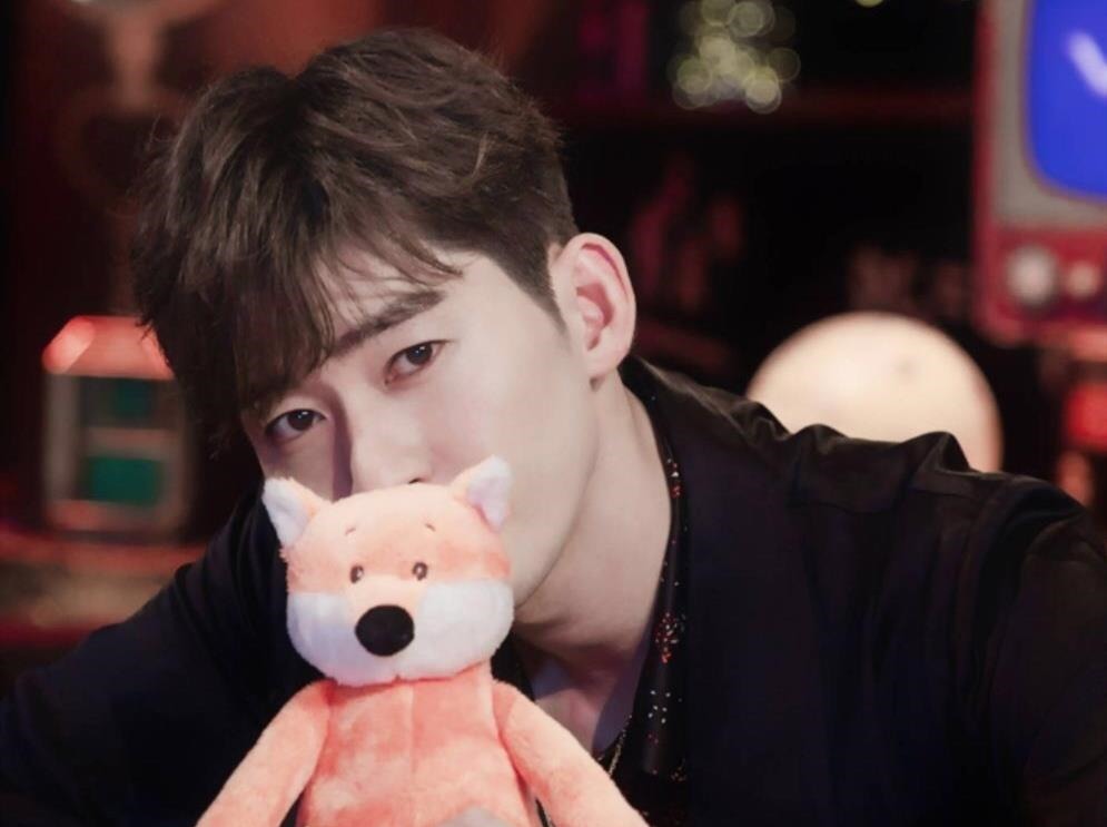 郑爽|张翰爆金句“喜欢一个人要什么脸皮”怼戚薇,当年这样追郑爽吗