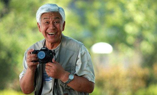 吸血|国家一级演员张洪杰:被瘫痪妻子和3个孩子吸血,75岁不敢退休