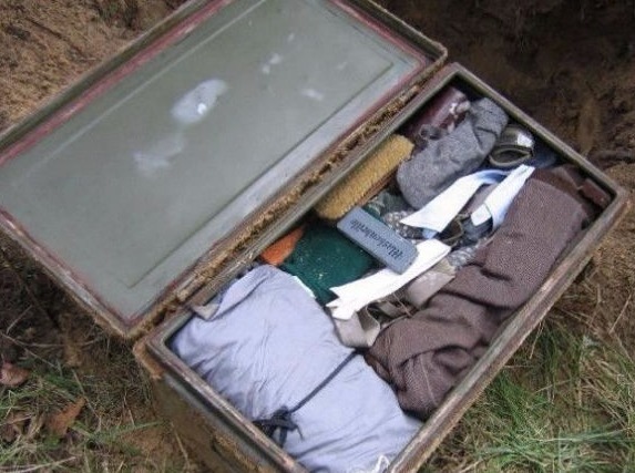 男子|男子在祖坟里挖出个大铁箱，打开一看，让人惊讶不已