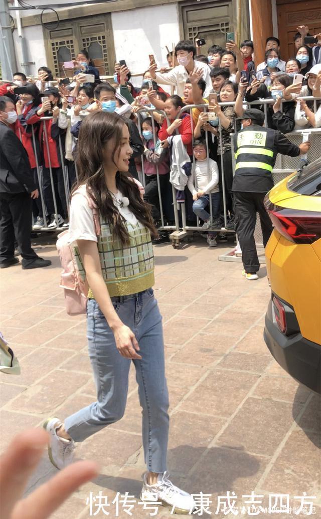  绅士|baby穿婚纱上《跑男》，蔡徐坤绅士帮提裙摆，CP感爆棚了！