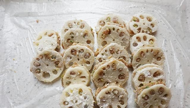 肉馅|莲藕大量上市,趁着价格便宜,弄点肉馅炸藕夹,香酥可口,真好吃