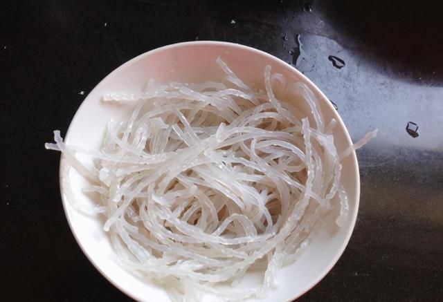 技巧|白菜炖粉条,掌握1招小技巧,粉条不粘不成坨,根根分明更爽滑
