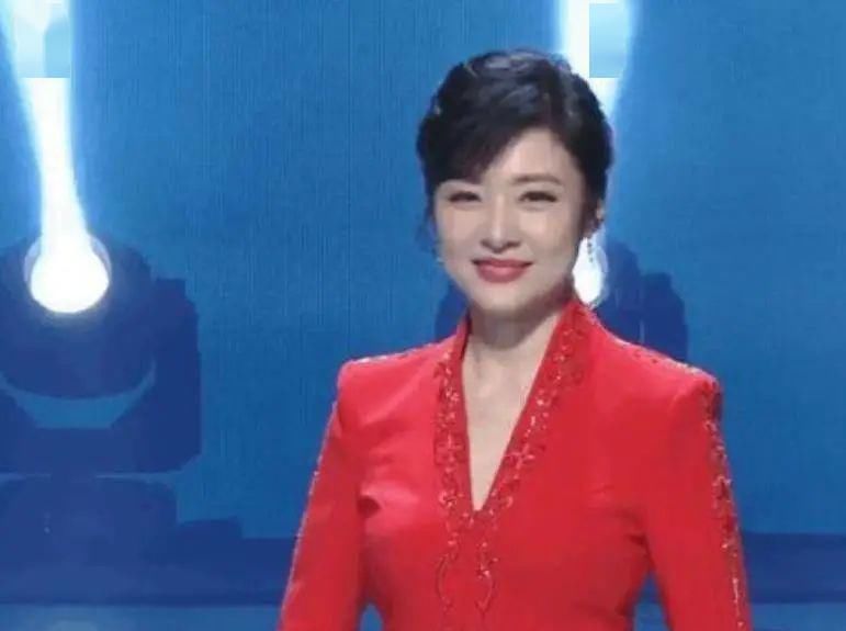 告别|曾是央视“最美”主持人挤掉倪萍,斗过董卿却突然告别央视