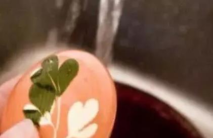 惊艳|姑娘街头卖“丝袜鸡蛋”,食客直言反胃,成品出来后都被惊艳到