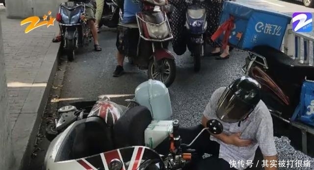 被扣|外卖员扶起摔倒老人，电动车反被扣下，老人：是他骑太快了