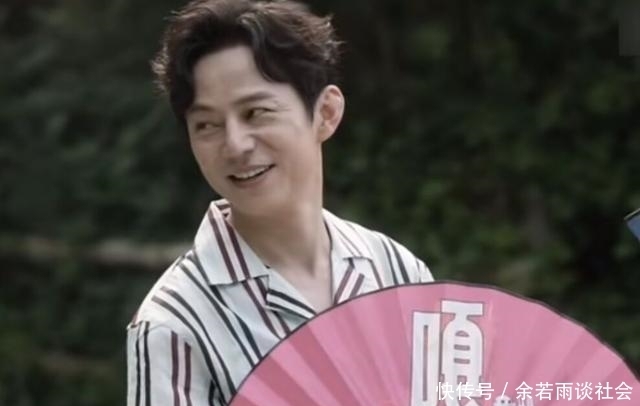 表情|何炅上节目被区别对待,陈伟霆表情耐人寻味,原因曝光让网友心疼