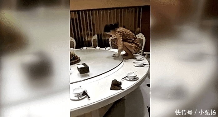 客人|女服务员“跪式”工作,顾客看不下去了,老板:你明天别来上班了