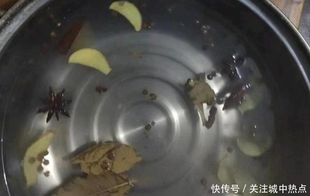  出油|腌咸鸭蛋，只加盐可不行，多加4种香料，半个月就出油，还特别香