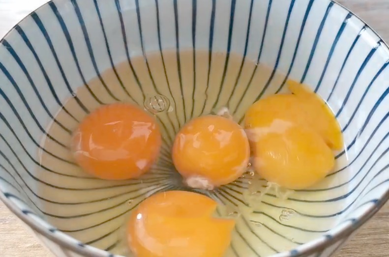 鲜香|金针菇营养非常丰富,只需要搭配一个西红柿,鲜香美味,超级下饭