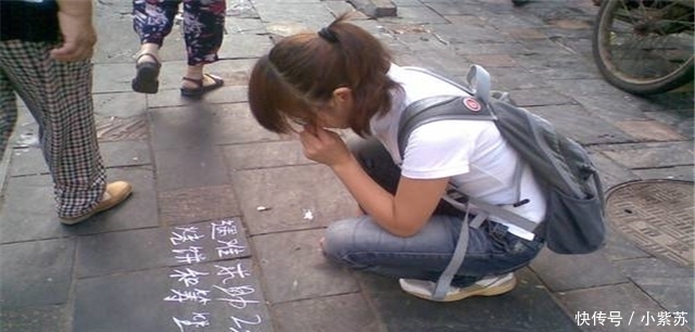 粉笔|那些蹲在马路边，写粉笔字“借钱”的女学生，到底都是什么人？