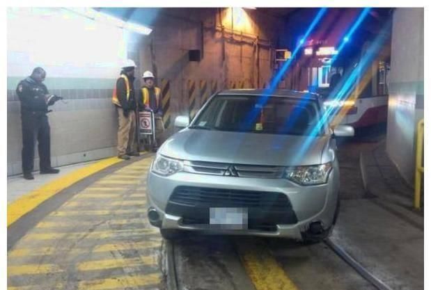 导航|女司机跟着导航认真开车,结果进了电轨道差点酿大祸