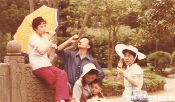 火遍|他因一张站长城喝可乐的照片火遍世界,41年过去,如今现状如何?