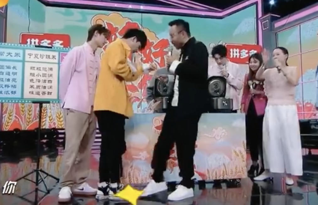 小心|大张伟不小心踩到王一博,就被汪涵踢了一脚,《天天向上》变了!