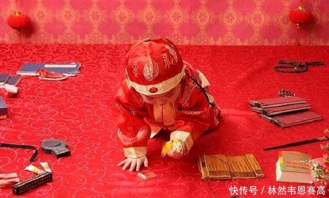 孙子|宝宝抓周,爷爷随手放下一个“八条”,孙子直奔而去,全家人黑脸