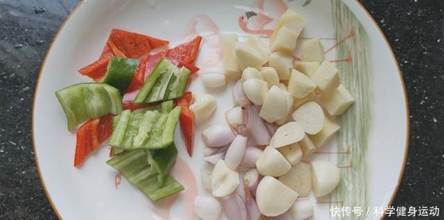 待客|待客桌上一定要有的一盘鸡,教你新做法,鲜嫩又入味,简单又开胃