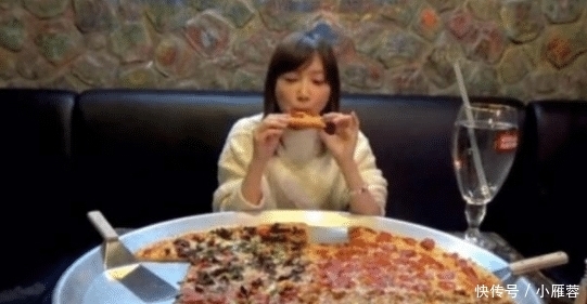 打败|日本大胃王,直播吃82寸披萨,被旁边水杯打败了,网友:老套路