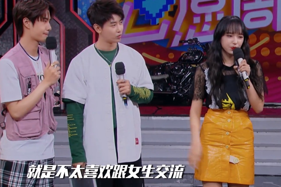 小心|大张伟不小心踩到王一博,就被汪涵踢了一脚,《天天向上》变了!