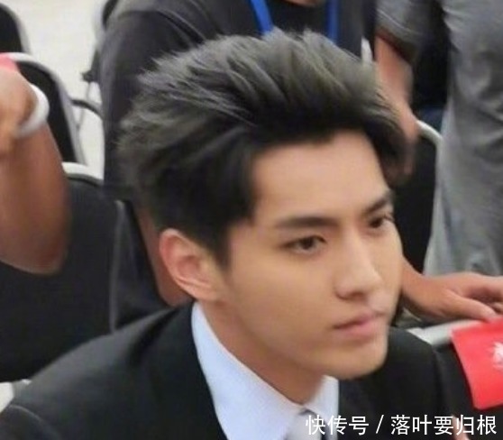 吴亦凡|吴亦凡的路透图彻底火了,当照片直接放大十倍,这颜值过于真实了