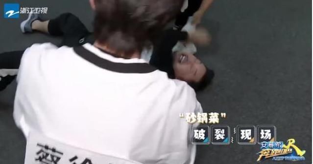  放弃|原来跑男最难的游戏不是指压板，也不是撕名牌，难到连李晨都主动放弃