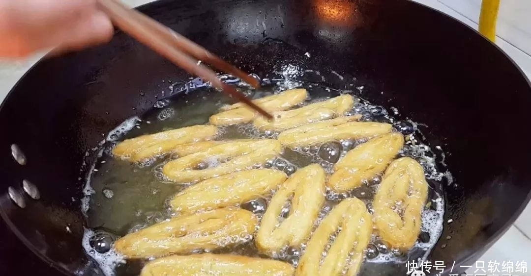  擀成大饼|以后面粉就这么做，加2个鸡蛋，不烙饼不蒸馍，香甜酥脆上桌秒光