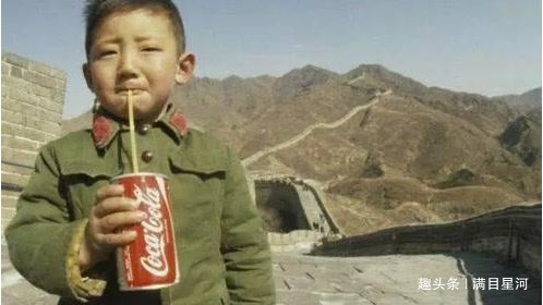 摄影师|第一个尝到可乐甜头的中国人,40年前坐长城喝可乐,如今怎样了