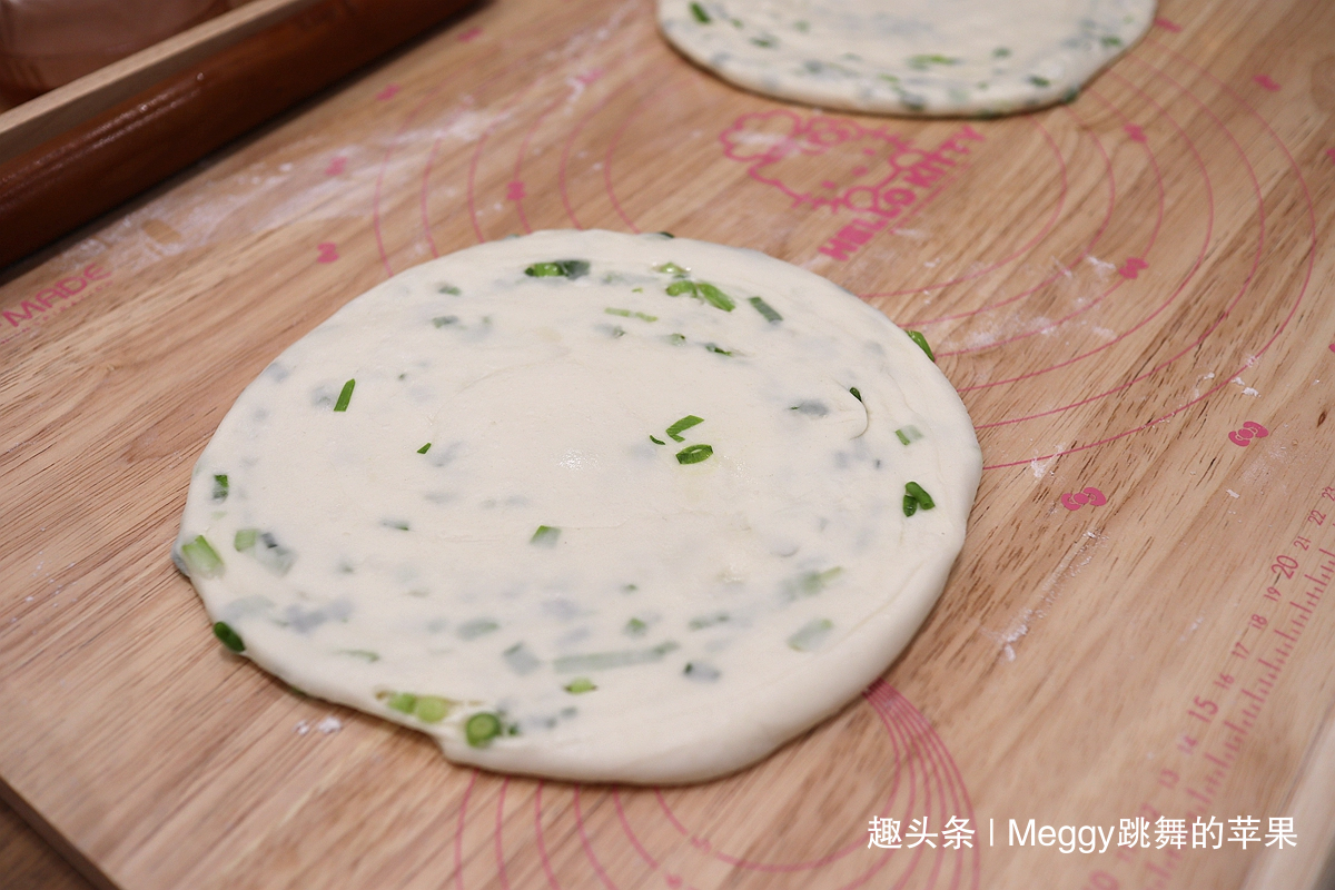  中筋面粉|别争了！外酥里嫩的葱花饼，凉水还是热水揉面跟我学，全会了