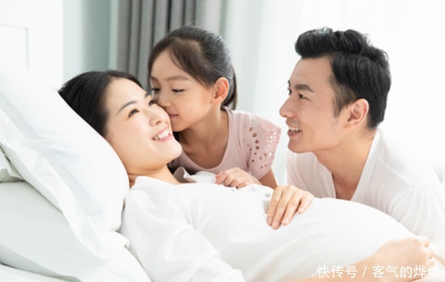 老大|女儿问“我和弟弟谁棒？”妈妈的回答显高情商，二胎家庭学着点