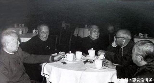 尤太忠|老战友和尤太忠吃饭,点了一杯茅台,酒钱3块,他肉疼好几天