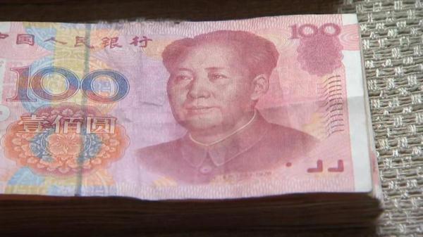 老太|“天降”一万六！老太一觉醒来，身边多出两沓钱