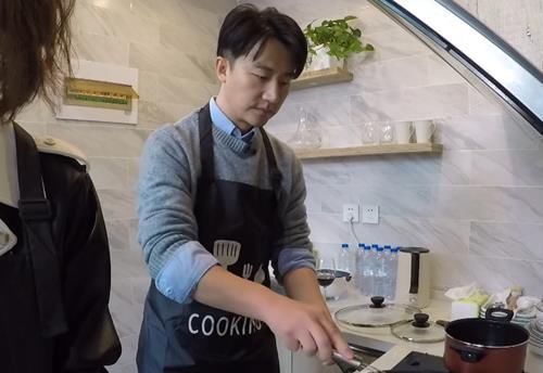 厨子|黄轩亲自下厨为鲁豫做饭,看到成品后,网友:被演员耽误的厨子!