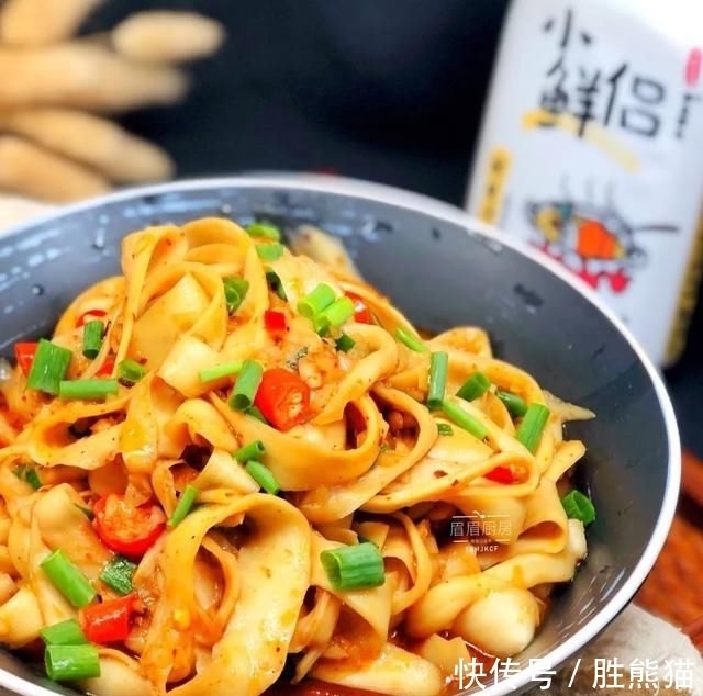 口感|不醒面不擀面,一把剪刀就能做面条,口感劲道爽滑,全家都爱吃