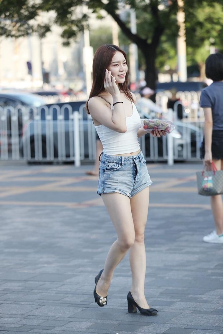 黑色|街拍:扎短马尾的小姐姐,戴上一副眼镜,很有御姐的风范呢