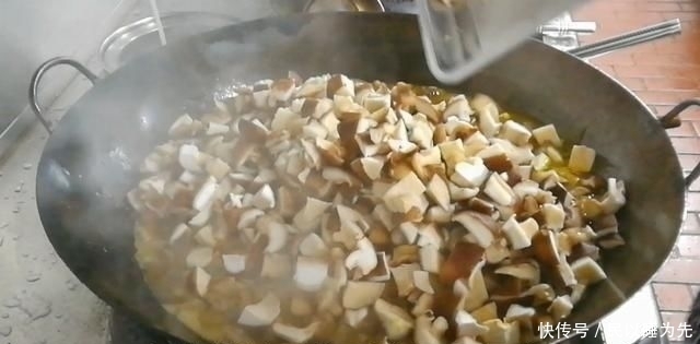 下入锅中|淮扬菜大厨改良员工餐将香菇烧鸡这么做,鲜香微辣,开胃下饭