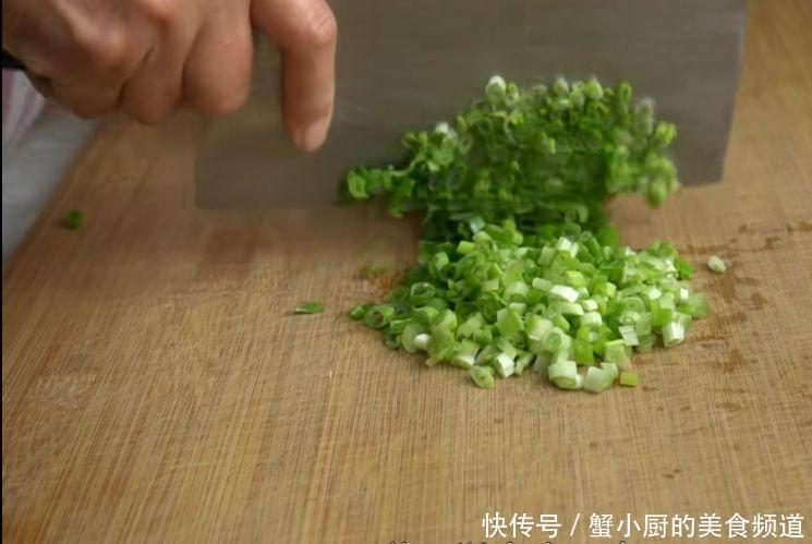 酥脆|幺妹多年的烙饼经验,多放一种食材,酥脆又松软,手一捏直掉渣