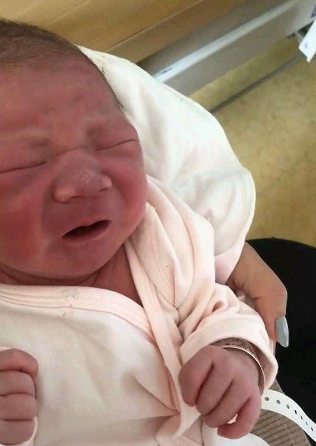 医生|这婴儿生下来有两颗牙母亲很自豪,但医生说你的痛苦才刚刚开始