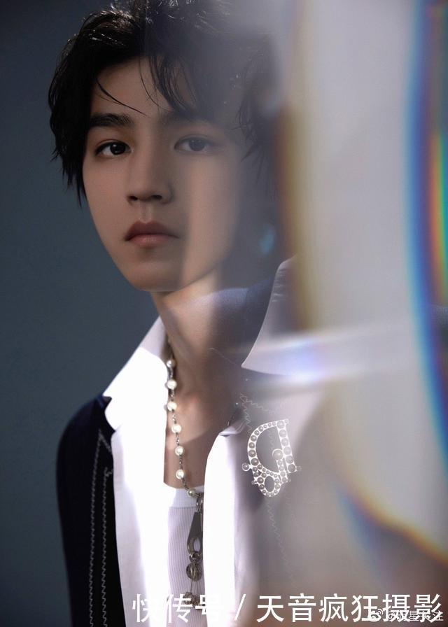 八月|王俊凯八月搭配合集,大帅哥衣品超级棒,一起学起来!????