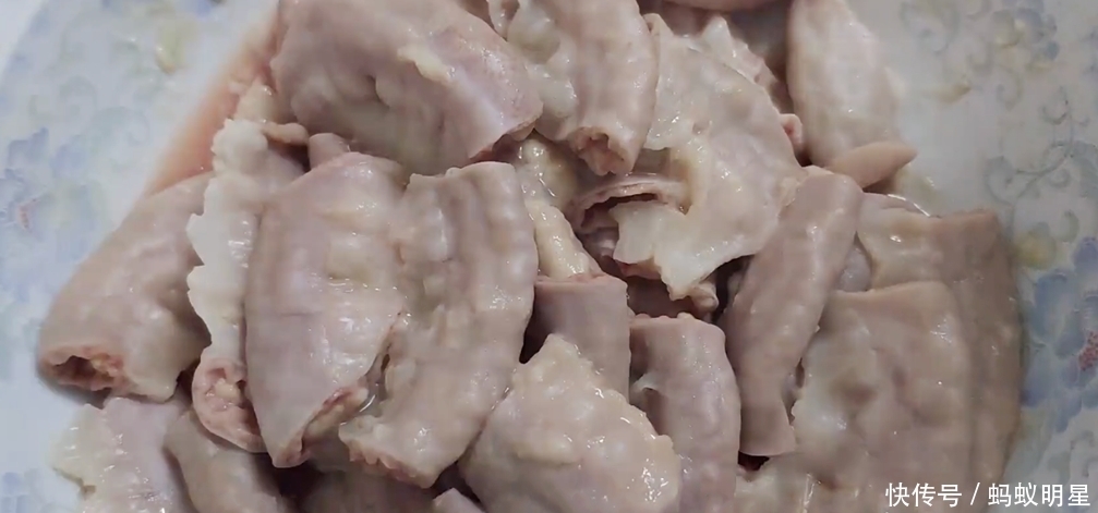 搅拌均匀|猪粉肠就是好吃,教大家简单这样做,脆嫩入味,难怪那么多人爱吃
