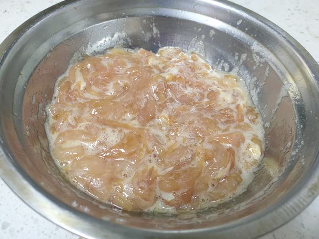 滑嫩|1分钟学会经典家常菜,香辣美味,肉丝滑嫩,一大盘不够吃