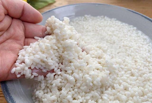 葡萄干|糯米别再包粽子了，试试做糯米凉糕，软糯香甜，我家一周吃三次