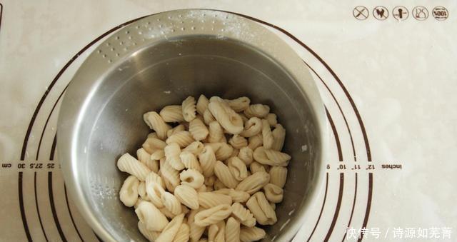 耳面|是猫耳朵还是面条鱼,这是一道美味的绿色蔬菜和蘑菇猫耳面